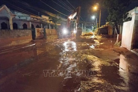 Mưa lớn làm cát tràn xuống Quốc lộ 1A qua Lâm Đồng, giao thông tạm thời gián đoạn
