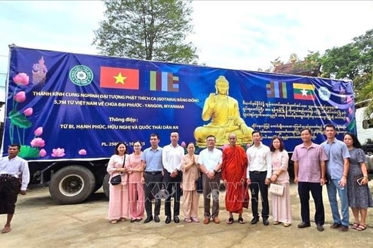 Thành kính Lễ cung nghinh đại tượng Phật bằng đồng tới chùa Đại Phước Việt Nam ở Myanmar