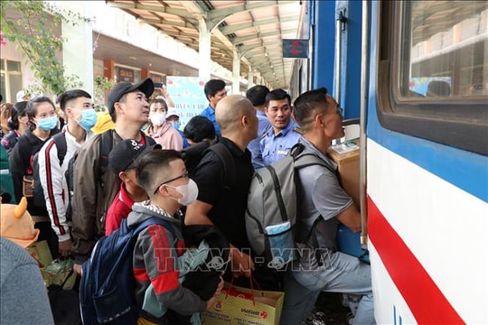 Công đoàn Việt Nam hỗ trợ vé máy bay, vé tàu miễn phí giúp công nhân khó khăn về quê dịp Tết