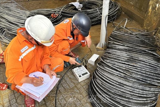 Hơn 84% khách hàng miền Trung bị ảnh hưởng do mưa lũ được cấp điện trở lại