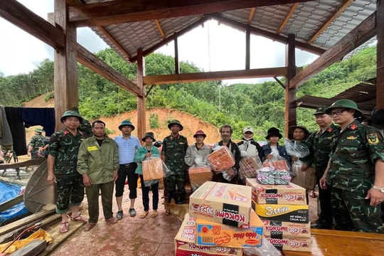 Lực lượng vũ trang vượt điểm sạt lở mang nhu yếu phẩm cứu trợ người dân vùng bị cô lập