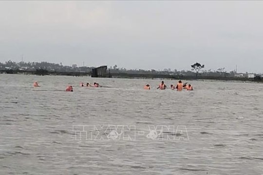 Khẩn trương tìm kiếm người bị mất tích do lũ cuốn và khi thả lưới đánh cá