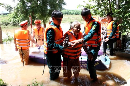 Ấm áp tình người trong mưa lũ