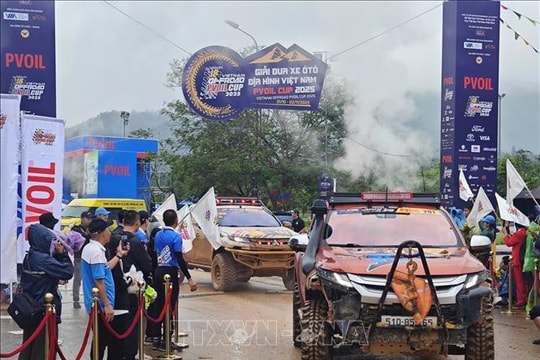 Khai mạc giải đua ô tô địa hình lớn nhất từ trước tới nay