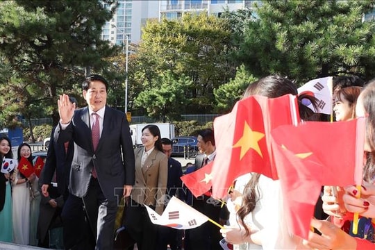 Chủ tịch nước thăm Trung tâm Văn hoá ASEAN tại Busan (Hàn Quốc)