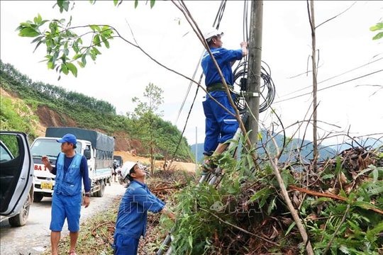 Tổng lực vào cuộc khôi phục cấp điện nhanh, an toàn nhất cho người dân vùng lũ