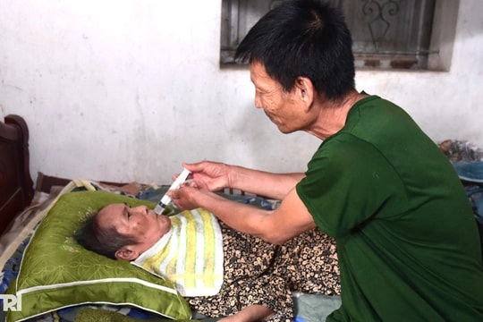 Xót cảnh con trai mắc bệnh thần kinh gồng mình chăm mẹ liệt giường