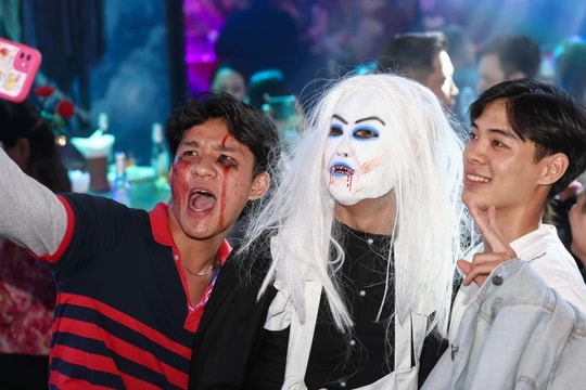 Phố đi bộ Nguyễn Huệ, Bùi Viện "thất thủ" trong đêm Halloween