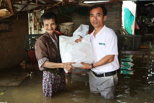 Báo Dân trí ngày đêm mang túi an sinh đến với cư dân vùng lũ ở ngã ba sông