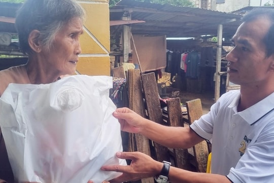 Báo Dân trí khẩn trương trao 500 túi an sinh tới người dân vùng lũ Đà Nẵng