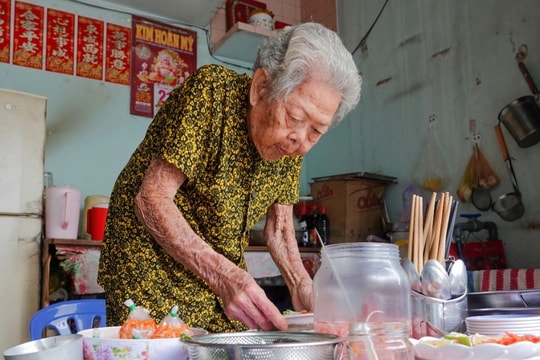 Cụ bà U90 nhóm bếp từ 3h, giữ quán bún của con gái đã khuất