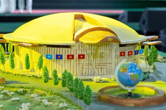 Mô hình Trung tâm Triển lãm Việt Nam làm từ 510kg xôi, đậu xác lập kỷ lục