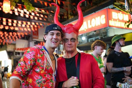 Du khách hoá trang kinh dị dạo phố cổ Hà Nội đêm Halloween