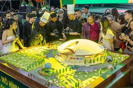 Tranh xôi đậu lớn nhất Việt Nam hút khách xem tại Hà Nội