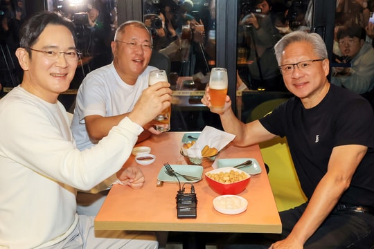 Ba tỷ phú rủ nhau uống bia, ăn gà rán mừng hợp tác chip AI