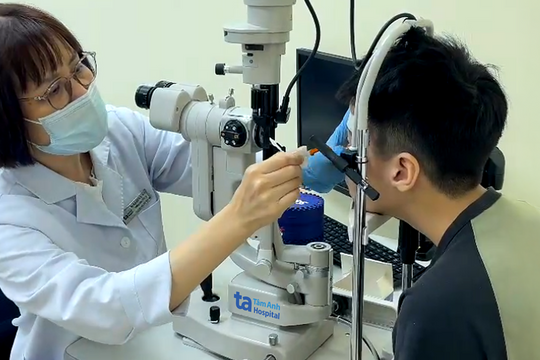 Đeo kính áp tròng ban đêm sai cách, thị lực bé trai còn 1/10