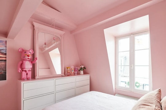 Căn hộ áp mái với tông hồng chủ đạo