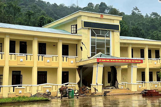 Trụ sở xã nứt toác, nghiêng ngả sau mưa lớn kéo dài
