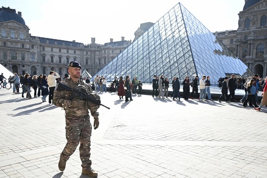 Lỗ hổng an ninh trong vụ cướp báu vật tại bảo tàng Louvre
