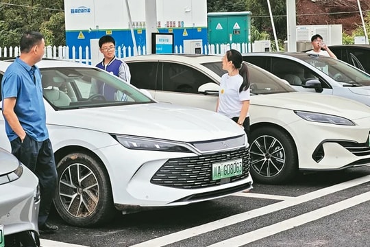 Người dân về quê bằng xe điện, tiêu thụ xăng dầu giảm dịp lễ lớn