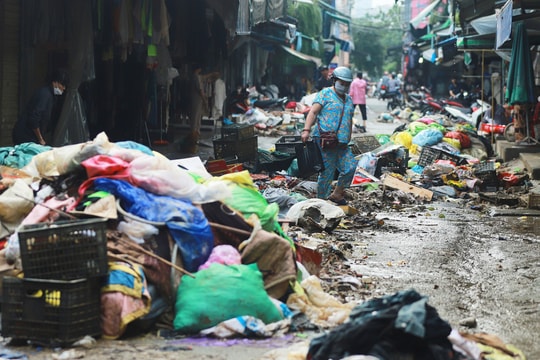 Phố phường ngập rác sau lũ lịch sử ở Huế