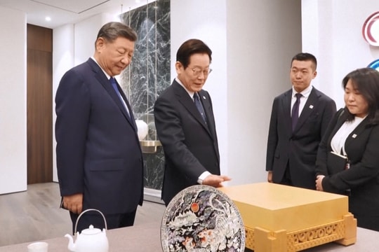 Tổng thống Hàn tặng ông Tập bàn cờ vây làm từ gỗ quý