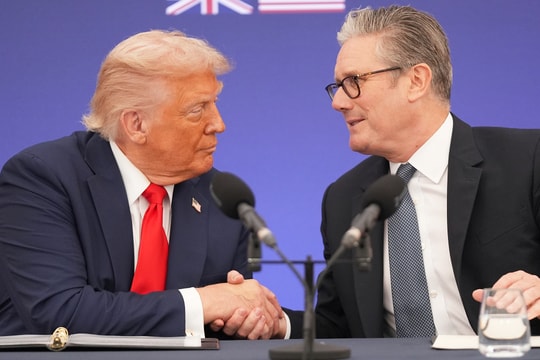 Thủ tướng Anh bỏ tiền túi giữ lại dây chuyền được ông Trump tặng