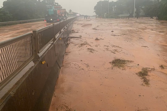 Cát đỏ tràn lấp quốc lộ 1 qua Lâm Đồng, giao thông tê liệt