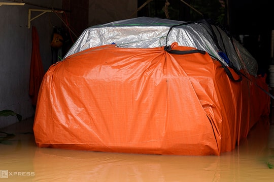 Ôtô thoát ngập nước nhờ dùng bạt bọc kín