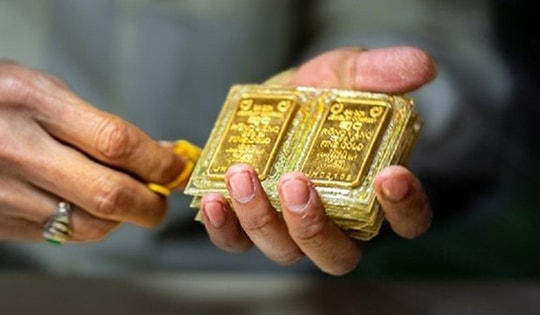 Mua vàng theo lời của kẻ lừa đảo, cụ bà vô tình lãi lớn