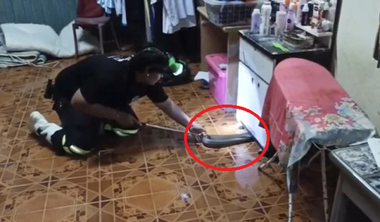 Nhìn xuống gầm kệ, người đàn ông phát hiện cảnh tượng "nổi da gà" giữa đêm