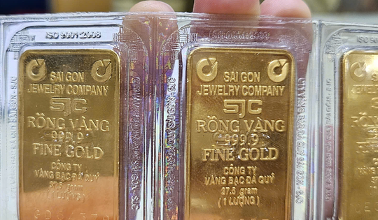 Tối 1-11, giá vàng miếng SJC trên thị trường tự do tiếp tục lao dốc
