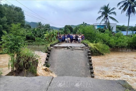Quảng Ngãi: Mưa lũ gây sập cầu dân sinh, chia cắt khoảng 250 hộ dân