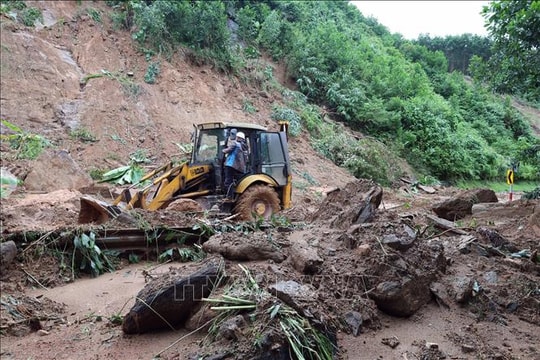 Mưa lũ tại miền Trung: Vẫn còn gần 60 vị trí trên các tuyến quốc lộ bị ách tắc