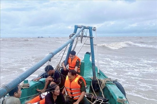 Kịp thời cứu 2 thuyền viên bị chìm tàu trên biển