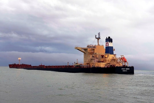 Nỗ lực ứng cứu tàu hàng mắc cạn tại vùng biển Dung Quất