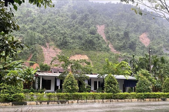 Huế: Xuất hiện vết nứt hở trên đỉnh đồi, nhiều hộ dân vùng núi phải sơ tán