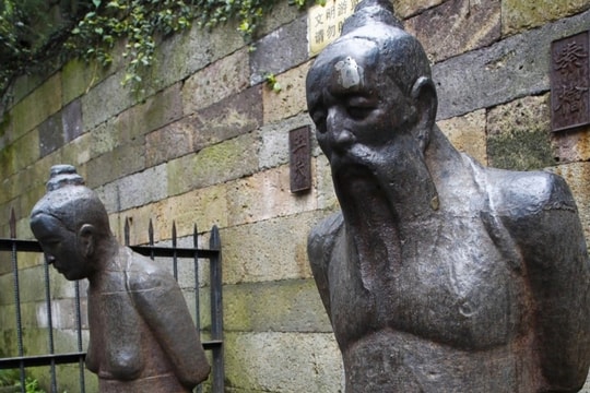 Vì sao bức tượng ở tư thế quỳ gối cúi đầu bị du khách đánh tát liên tục?