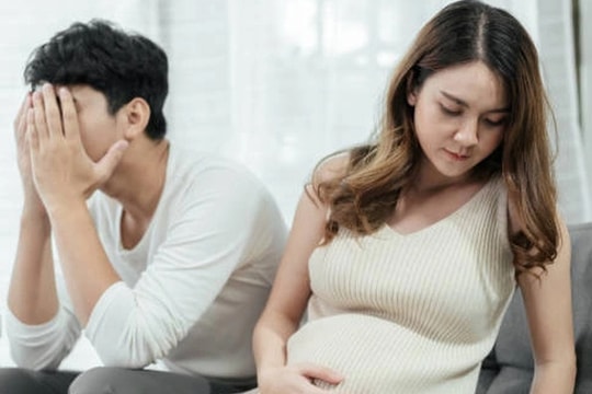 Thấy miếng cá hồi trên mâm cơm, chồng nói một câu khiến tôi nghẹn đắng