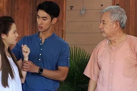 Bố chồng vào phòng ngủ lúc nửa đêm, phản ứng của chồng khiến tôi bất lực