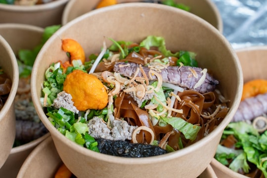 Khách xếp hàng chờ mua món ngon ở Hội chợ mùa thu Hà Nội