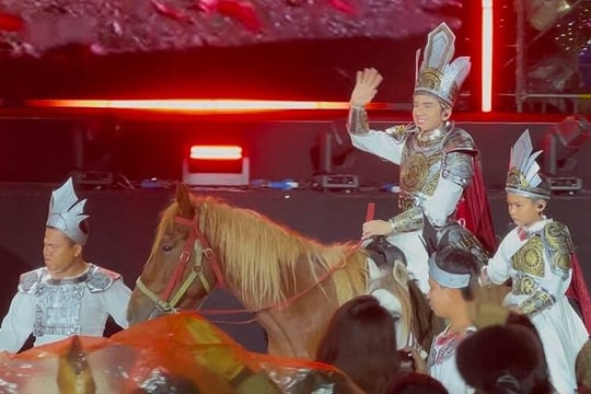 Đan Trường cùng con trai cưỡi ngựa trong liveshow