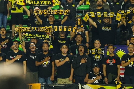 Báo Malaysia: 'Người dân dán mắt vào điện thoại chờ phán quyết từ FIFA'