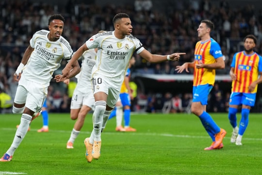 Mbappe giúp Real bỏ xa Barca