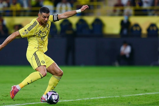 Ronaldo và con trai ghi bàn cùng ngày