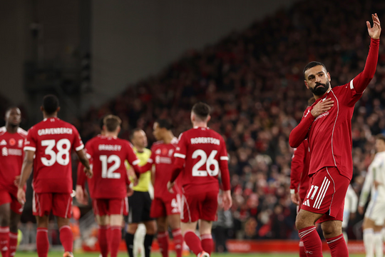 Salah cân bằng thành tích của Rooney