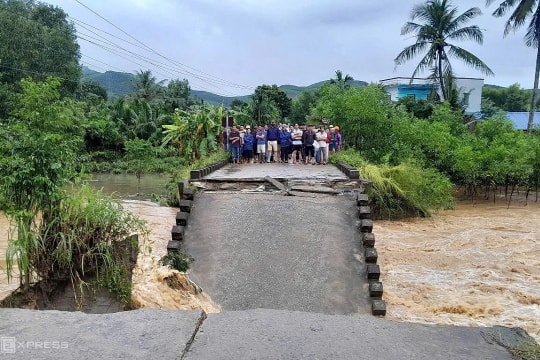 Cầu gãy, 750 người bị nước lụt bao vây