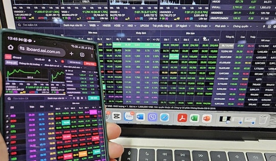 Lo chứng khoán giảm tiếp, nhà đầu tư lại khóc ròng