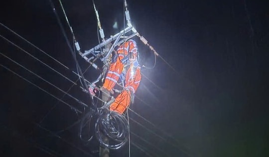 Gần 99% khách hàng miền Trung đã có điện trở lại sau lũ