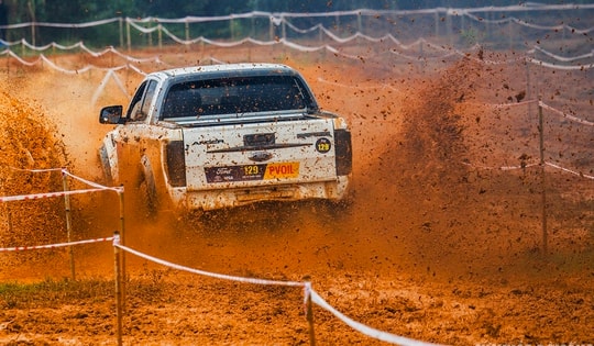 Đội mưa xem ô tô địa hình 'cày đường, xé bùn' ở Đồng Mô